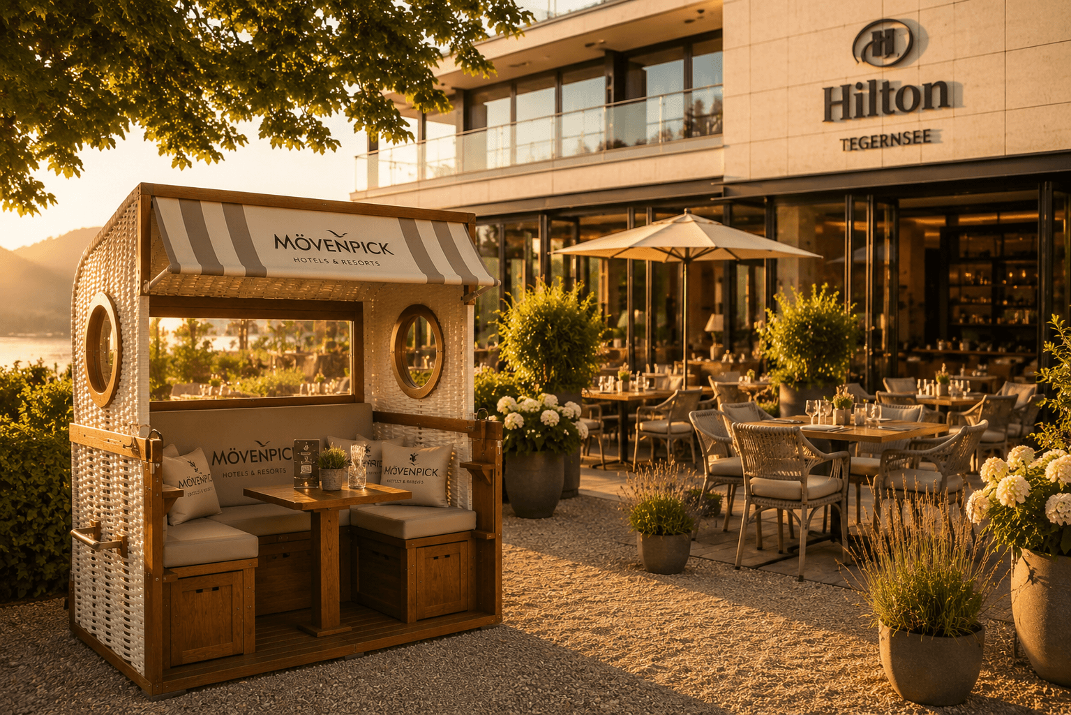 Hotel-Außenbereich mit Strandkörben und Blick auf das Wasser
