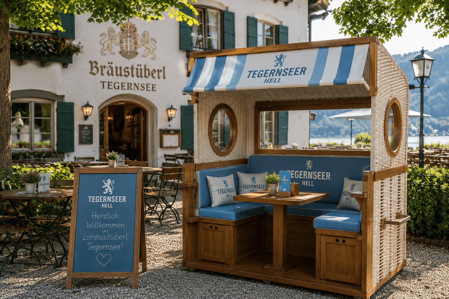 Biergarten mit gebrandeten Strandkörben und Loungebereichen