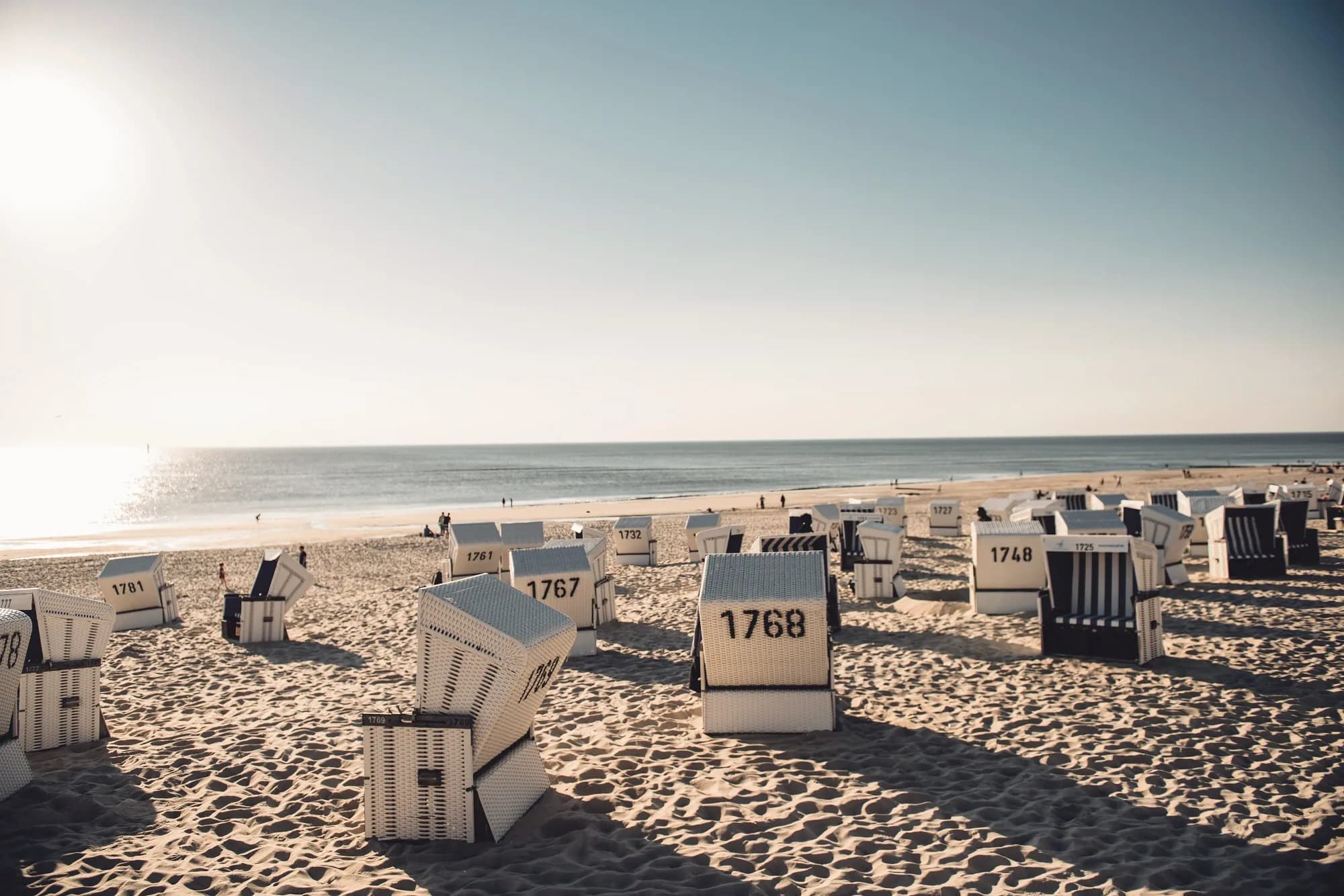 Viele gebrandete Strandkörbe am Strand
